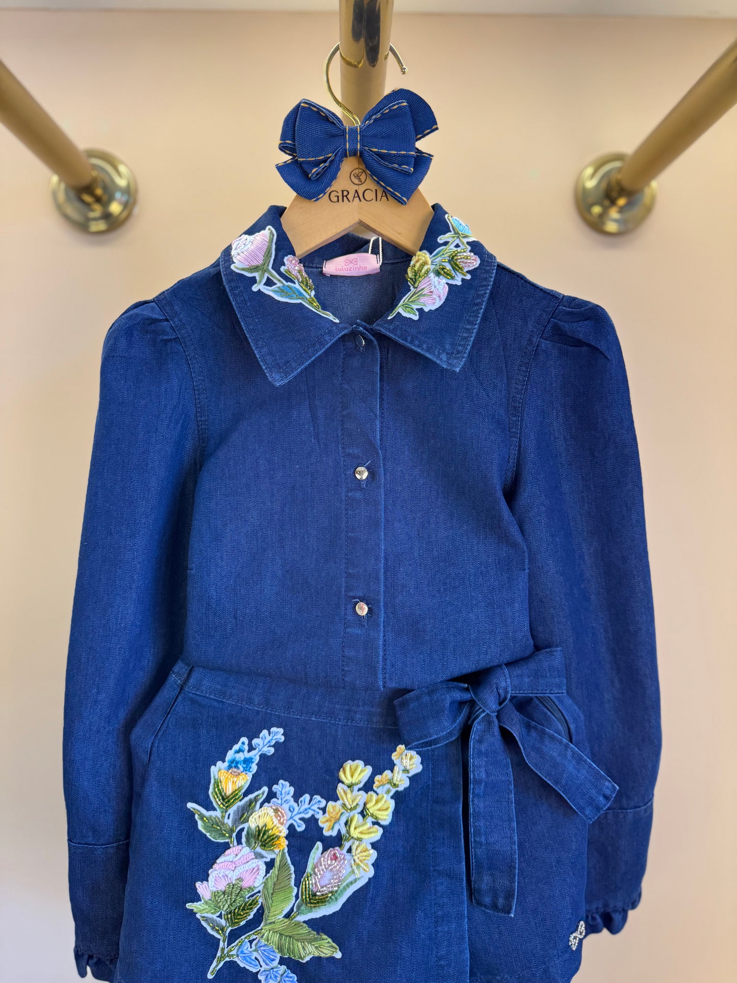 Conjunto Infantil Camisa Jeans Leve ML Gola Bordada Flores e Shorts-saia Jeans Bordada Flores - Luluzinha