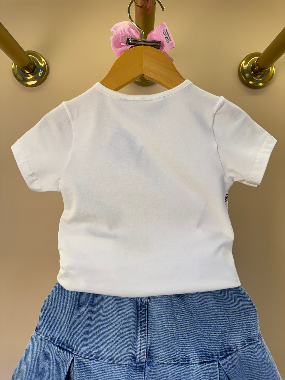 Conjunto Infantil Blusa Hello Kitty Bordado e Saia Jeans Pregas Com Pingente - Momi