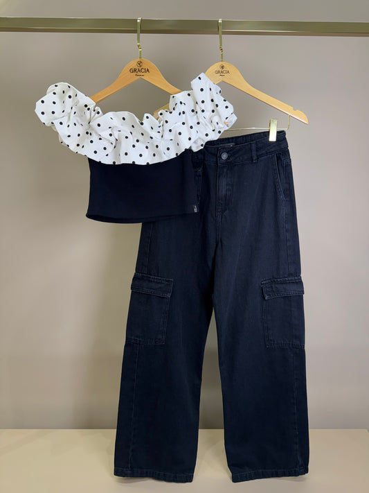 Conjunto Teen Blusa Cropped Ombro a Ombro com Babado Poá e Calça Jeans Cargo Preta – Authoria