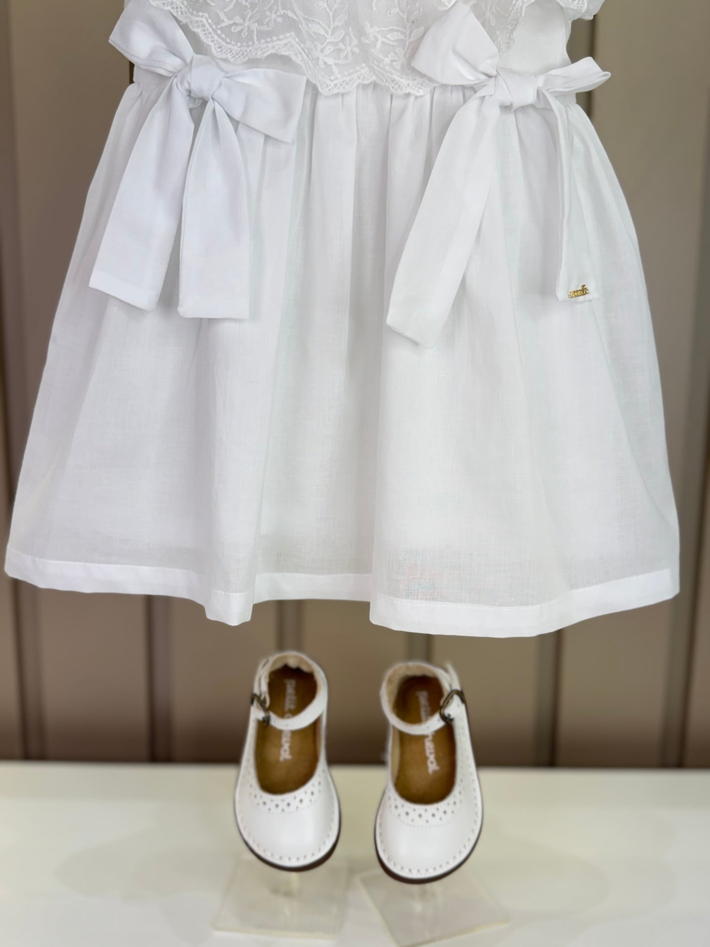 Vestido Bebê Algodão Gola Babados Bordada com Lacinhos Branco - Roana