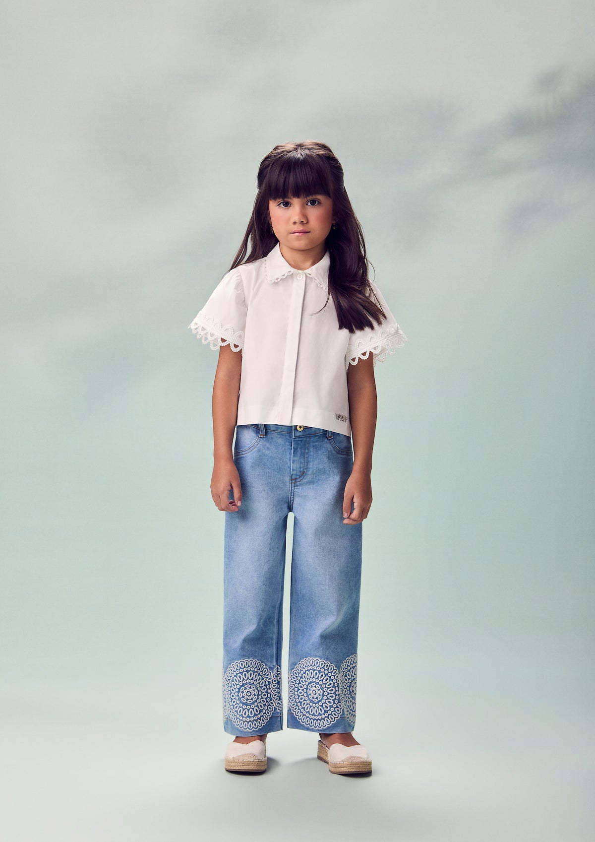 Conjunto Infantil Camisa Off White Gola Rendinha e Calça Jeans Bordado - Animê
