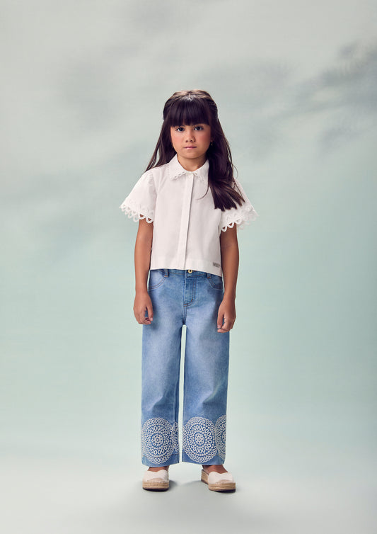 Conjunto Infantil Camisa Off White Gola Rendinha e Calça Jeans Bordado - Animê