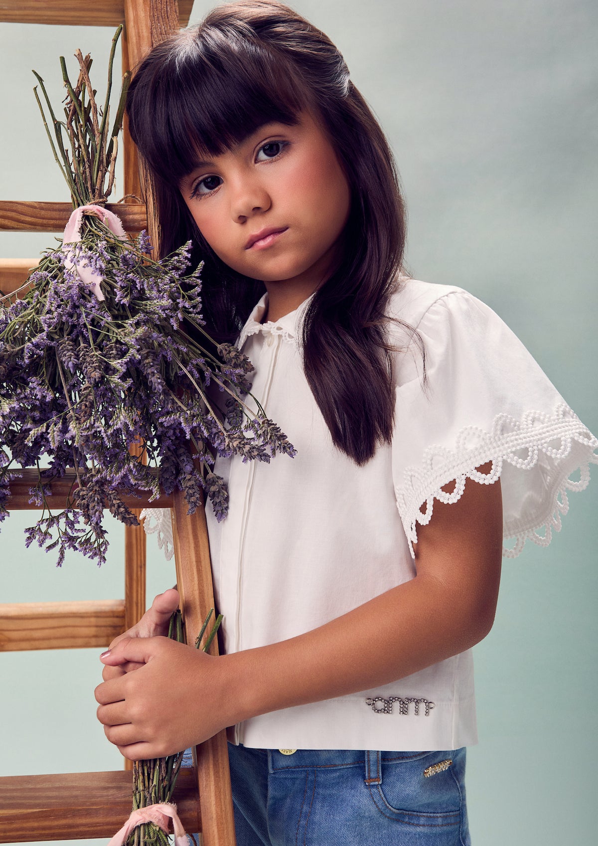 Conjunto Infantil Camisa Off White Gola Rendinha e Calça Jeans Bordado - Animê