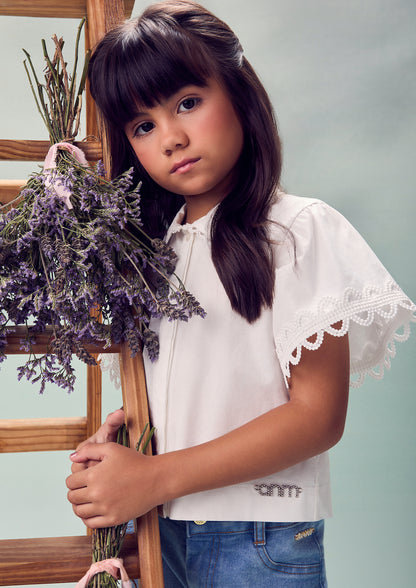 Conjunto Infantil Camisa Off White Gola Rendinha e Calça Jeans Bordado - Animê