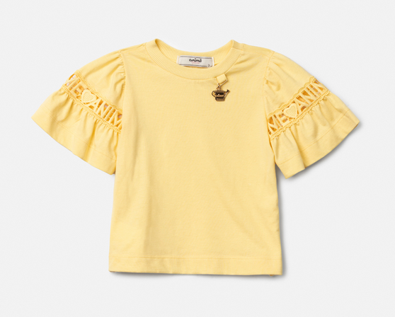 Conjunto Infantil Blusa Mangas Curtas Pingente Amarelo e Jardineira Jeans Bordado Floral - Animê