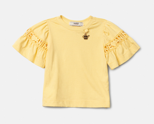 Conjunto Infantil Blusa Mangas Curtas Pingente Amarelo e Jardineira Jeans Bordado Floral - Animê