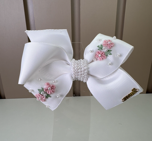 Laço Infantil Branco Pérolas e Bordado Flores - Roana