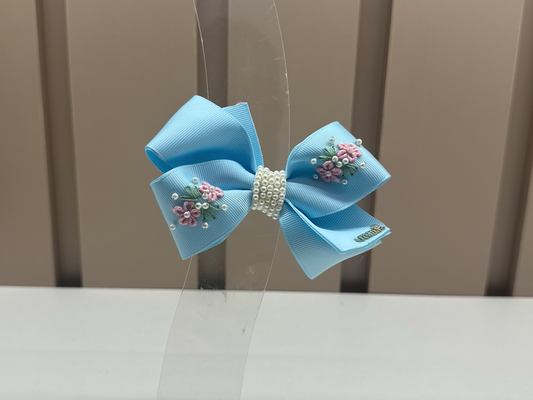 Laço Infantil Azul Claro Pérolas e Bordado Flores - Roana