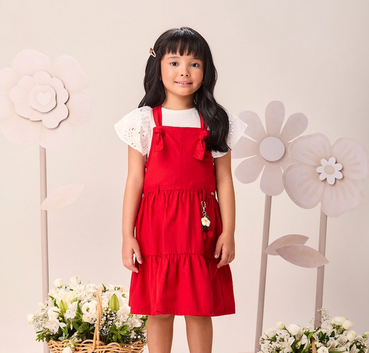 Conjunto Infantil Blusa Off-White com Babados Laise Salopete Vermelho com Chaveiro Cereja - Momi