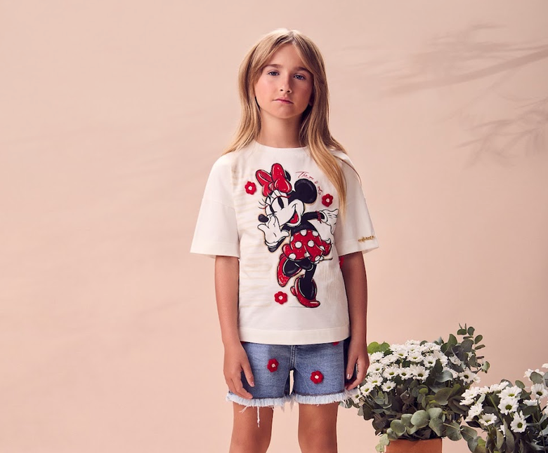 Conjunto Infantil  Blusa Off White Minnie Estampa de Flores 3D Short Jeans com Flores Vermelhas Bordadas - Animê