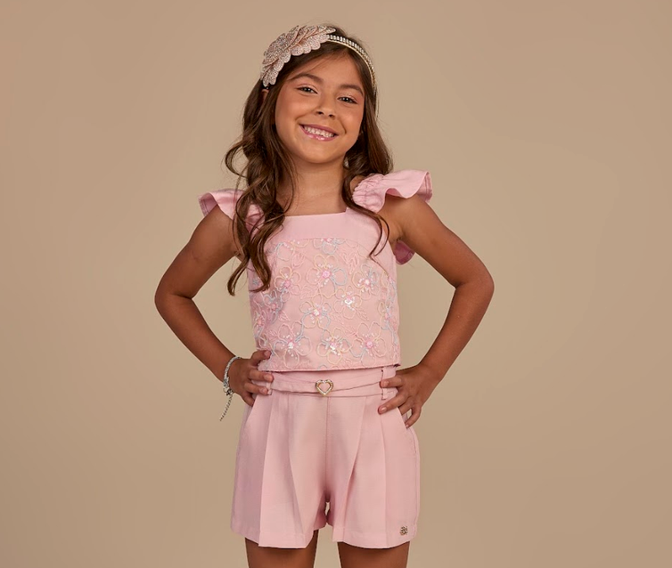 Conjunto Infantil Rosa Blusa de Alça com Babadinhos Bordada de Flores Short com Cintinhos - Gabriela Aquarela