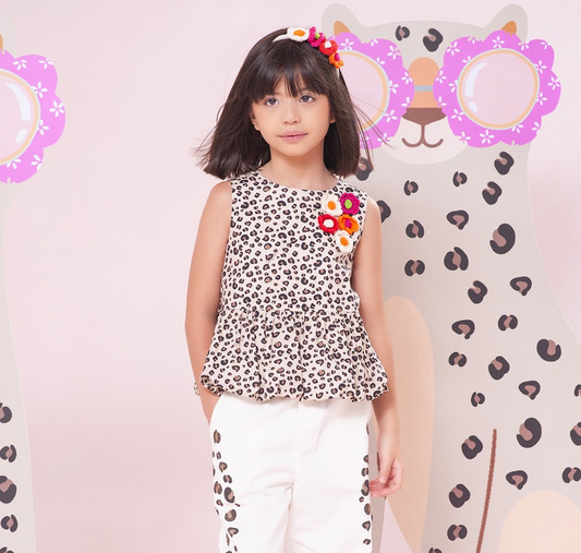 Conjunto Blusa Balonê Estampa de Onçinha Calça Branca com Estampa de Onçinha nas Laterais e com Strass - Pituchinhus