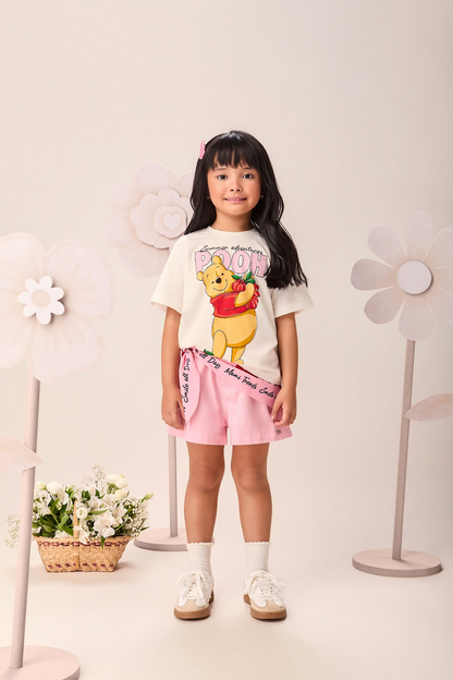 Conjunto Infantil Blusa Off White Ursinho Pooh com Strass Shorts Sarja com Lenço Rosa - Momi