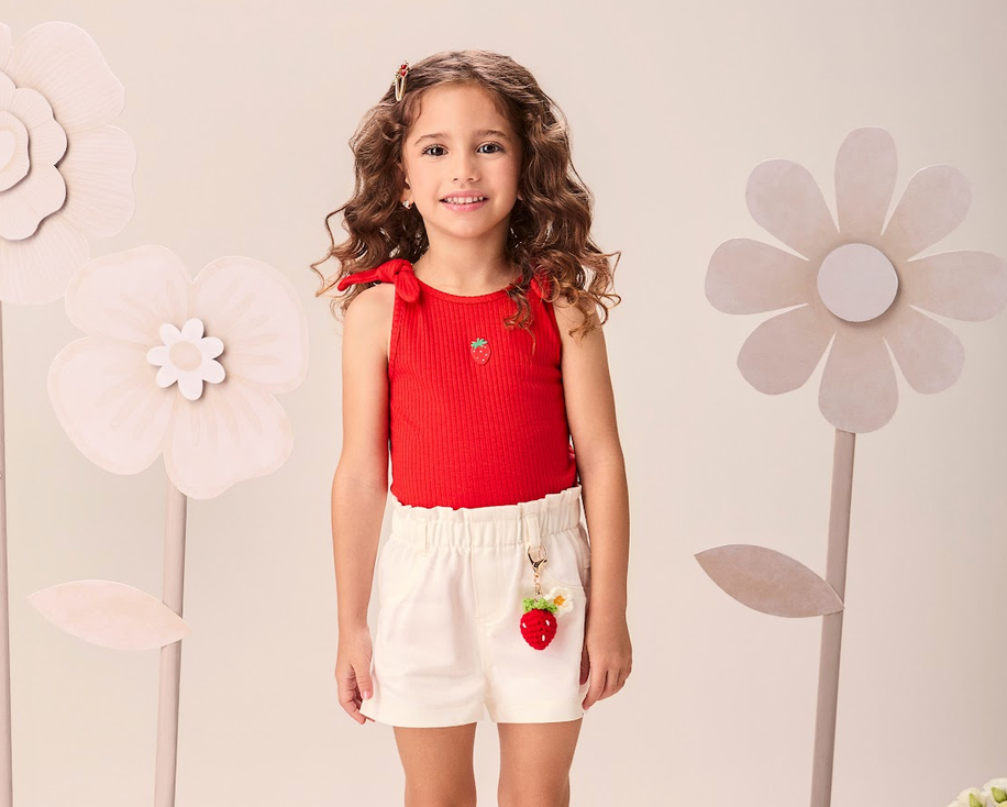 Conjunto Infantil Regata Vermelha Amarração Morango Bordado Shorts Jeans Off White com Chaveiro de Morango - Momi