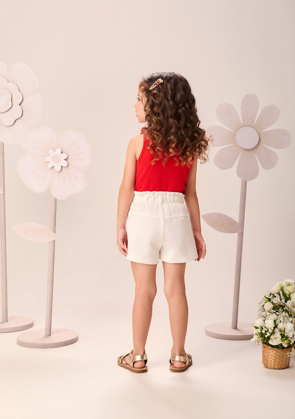 Conjunto Infantil Regata Vermelha Amarração Morango Bordado Shorts Jeans Off White com Chaveiro de Morango - Momi