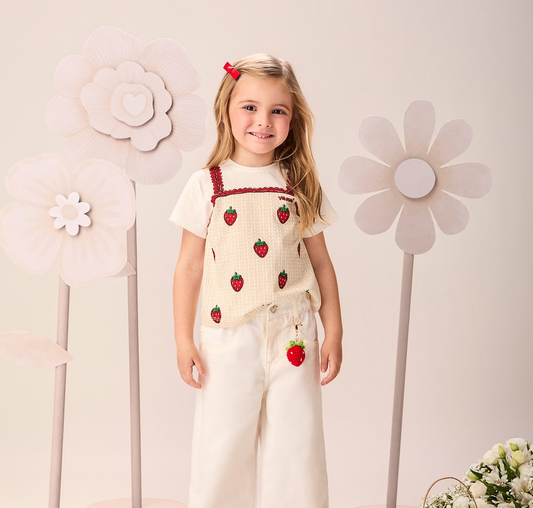 Conjunto Infantil Blusa Off White Estampa de Moranguinhos Calça com Chaveiro Morango - Momi