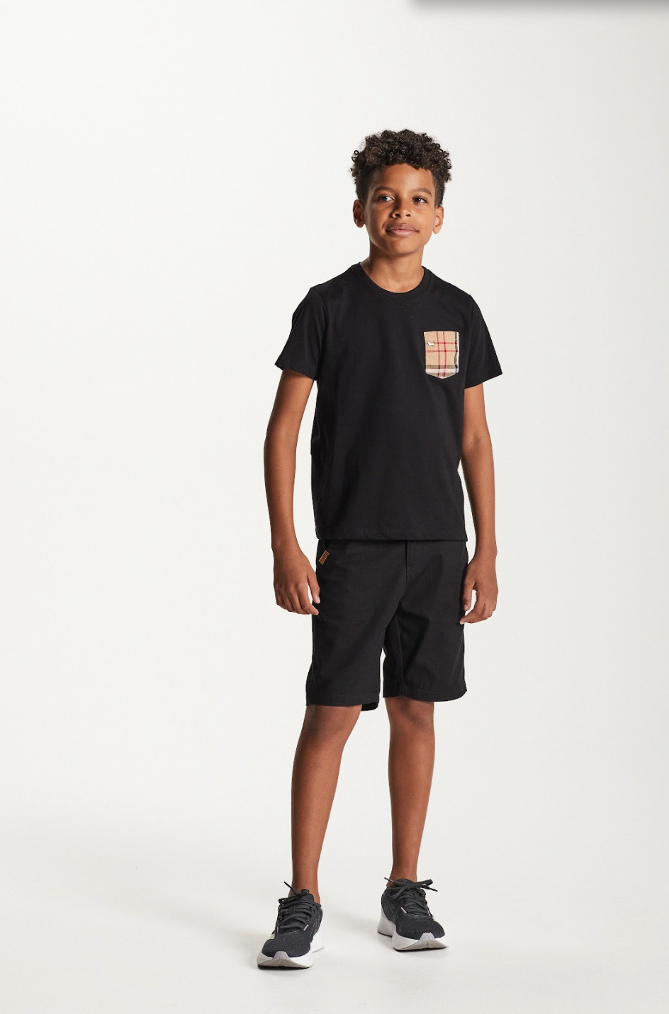 Camiseta Infantil Meia Malha Penteada com Bolso Preta - Um Mais Um