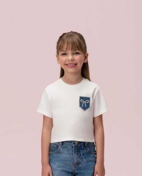 Camiseta Infantil Algodão Bolso Strass Off White - Petit Cherie