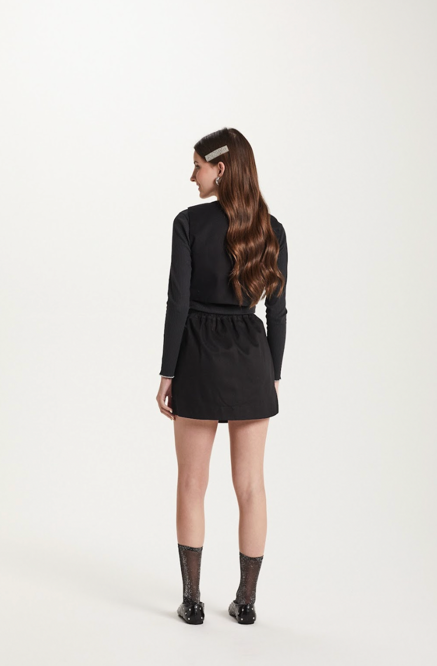 Conjunto Teen Blusa Canelada com Colete de Sarja Preto e Saia-Shorts Teen Sarja Strass Preto - Two In