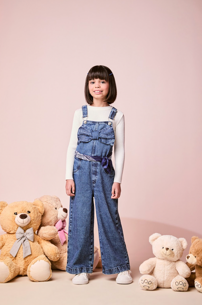 Jardineira Infantil Jeans Maxi Laço com Blusa Básica Off White - Momi