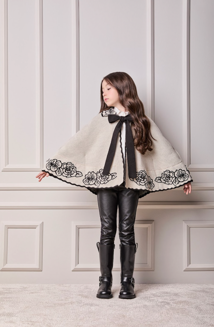 Conjunto Infantil Poncho Conceito Cru e Flores e Laço Preto e Calça Essentials Couro Tech Preta - Animê