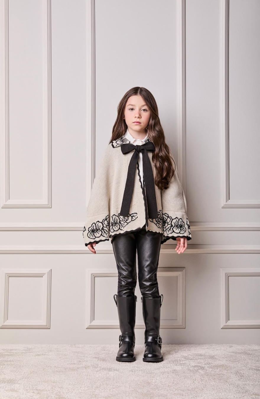 Conjunto Infantil Poncho Conceito Cru e Flores e Laço Preto e Calça Essentials Couro Tech Preta - Animê