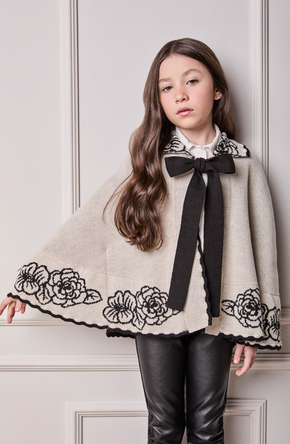 Conjunto Infantil Poncho Conceito Cru e Flores e Laço Preto e Calça Essentials Couro Tech Preta - Animê