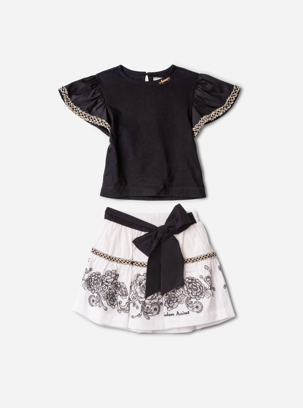 Conjunto Infantil Blusa Preta Detalhes Mangas e Saia Branca Flores - Animê