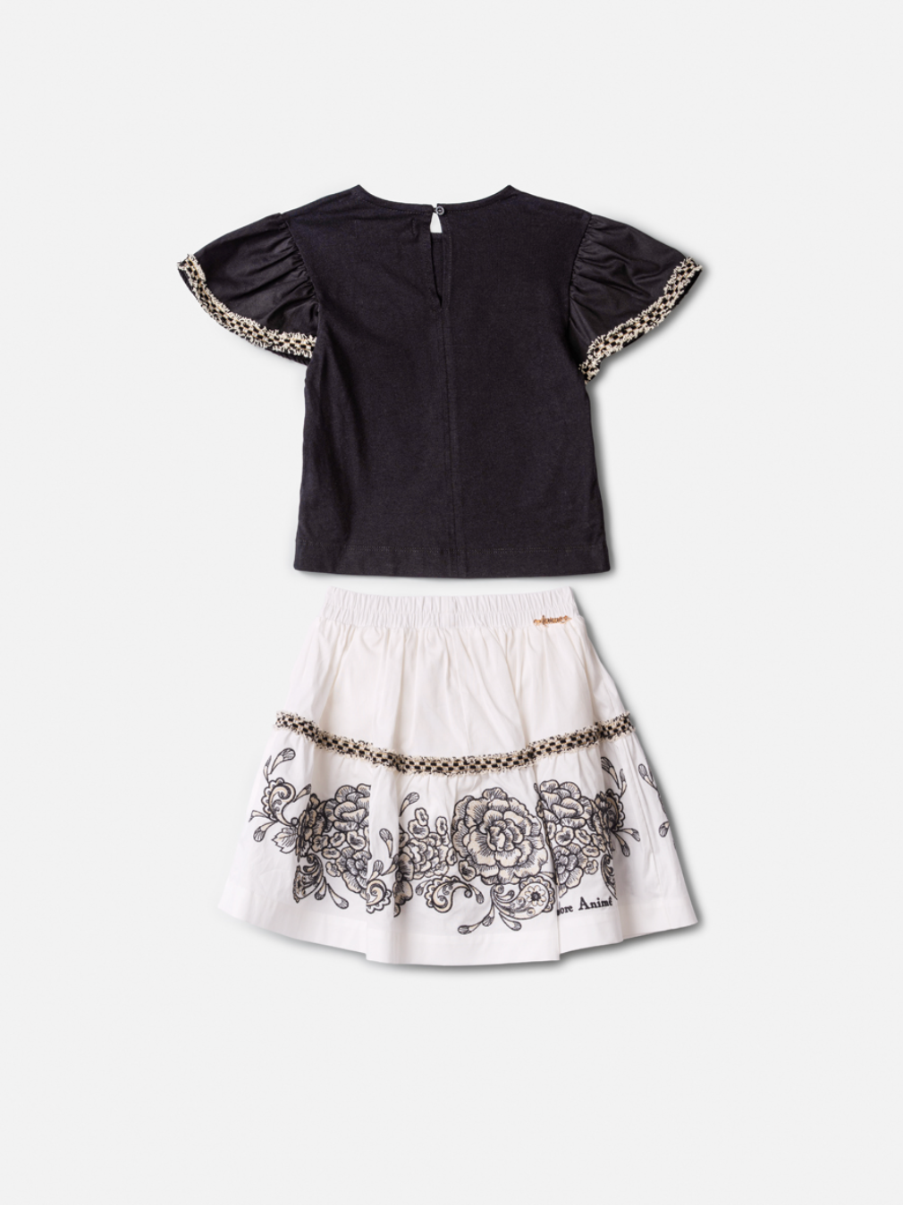 Conjunto Infantil Blusa Preta Detalhes Mangas e Saia Branca Flores - Animê