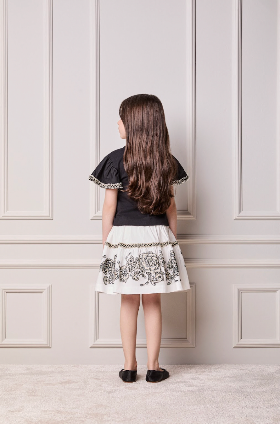 Conjunto Infantil Blusa Preta Detalhes Mangas e Saia Branca Flores - Animê