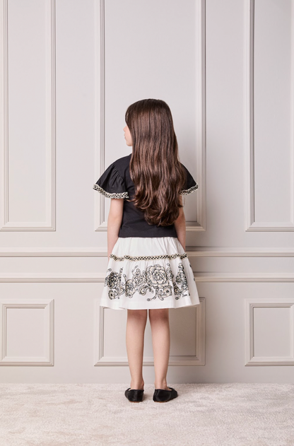 Conjunto Infantil Blusa Preta Detalhes Mangas e Saia Branca Flores - Animê