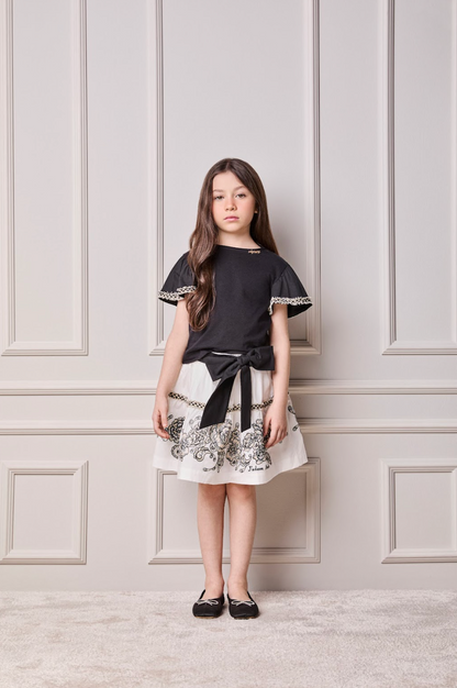 Conjunto Infantil Blusa Preta Detalhes Mangas e Saia Branca Flores - Animê