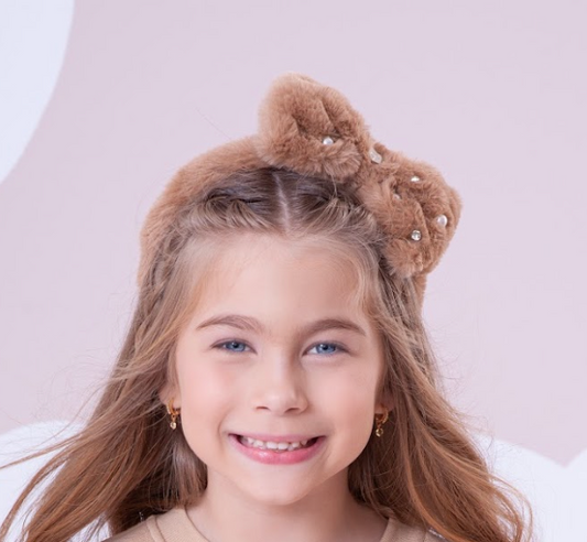 Arquinho Infantil Pele Laço Bordado Pérolas e Cristais Bege Escuro - Pituchinhus