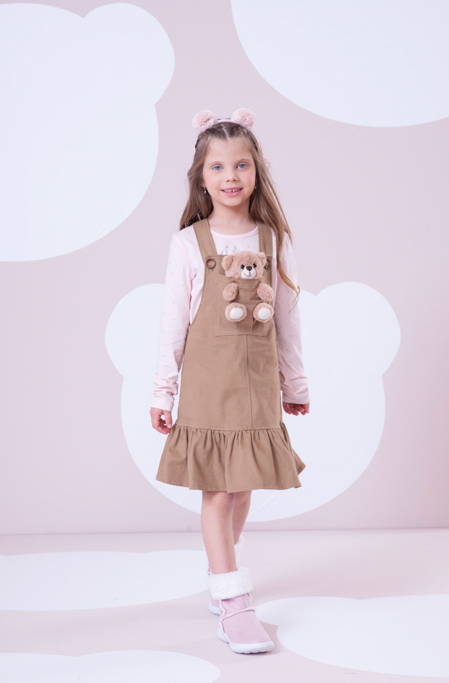 Jardineira Infantil  Sarja Ursinha Pelúcia Bege Escuro com Blusa ML Bordados Pérolas e Cristais  - Pituchinhus