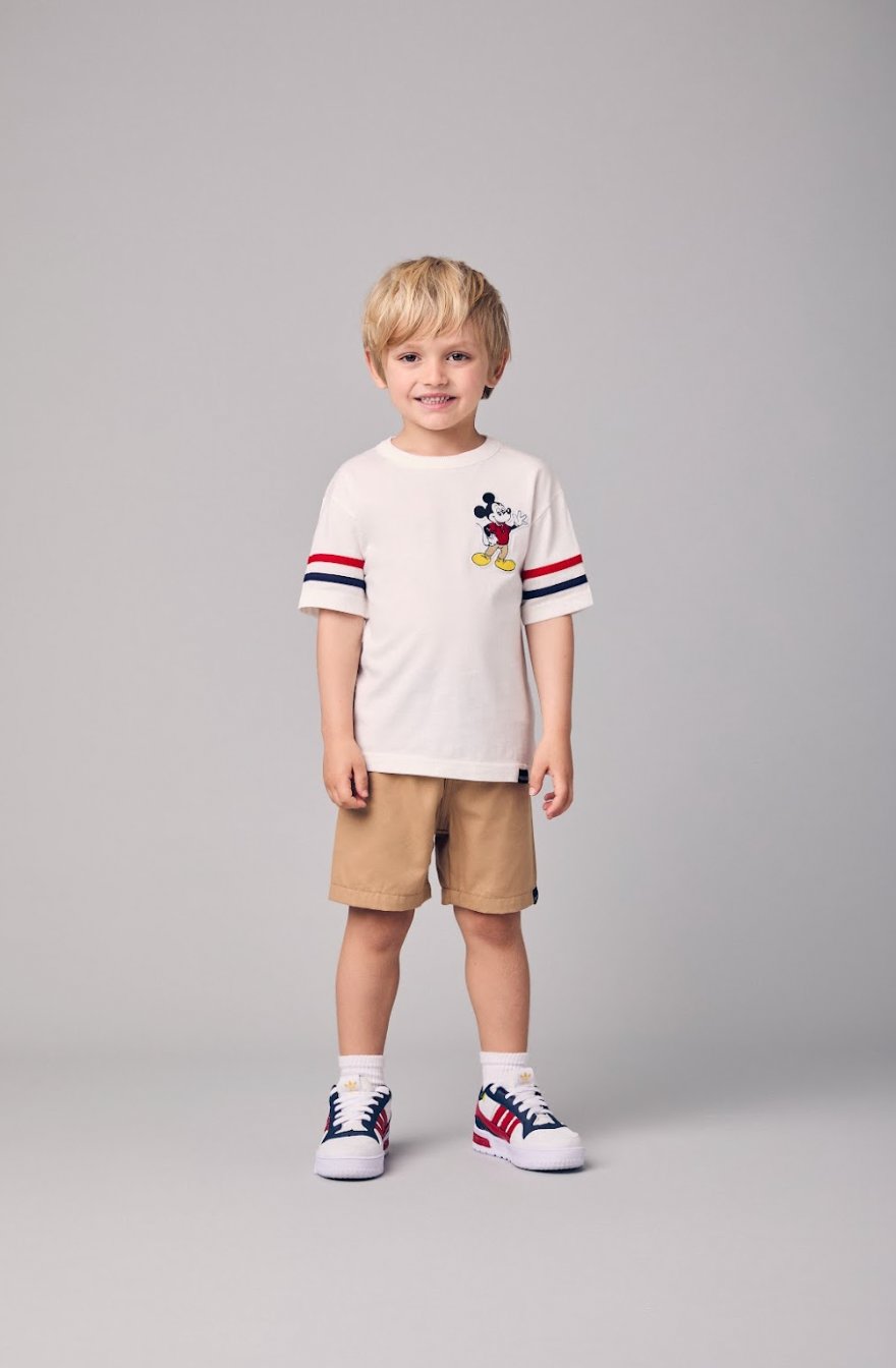 Conjunto Infantil Camiseta Pérola Mickey e Bermuda Sarja Bege - Youccie