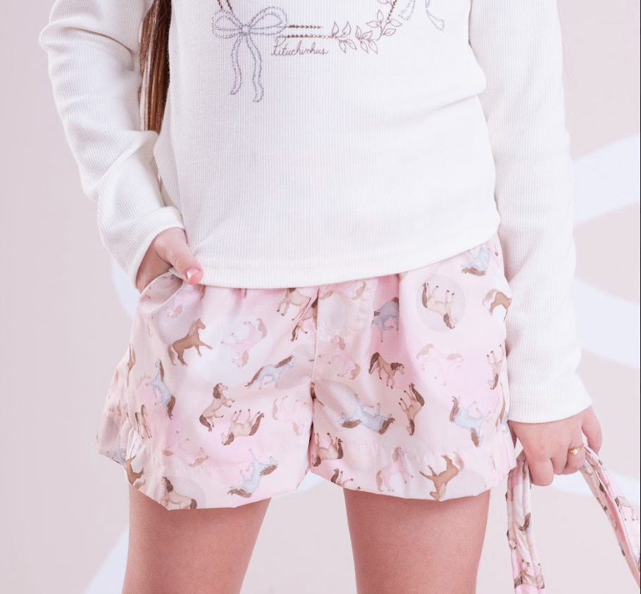 Conjunto Infantil Blusa Rib Good Luck Bordada e Shorts Rosa Estampa Cavalinhos - Pituchinhus