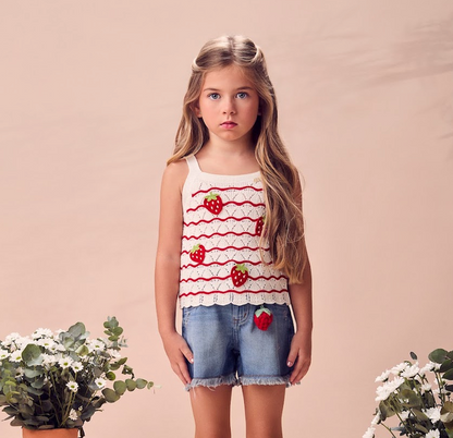 Conjunto Infantil Blusa de Tricot Off White com Listras Vermelhas e Morangos Short Jeans  Chaveiro de Frutinha – Animê