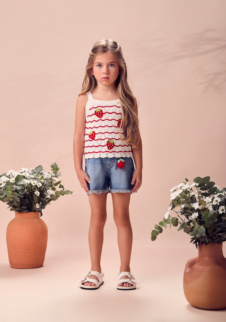 Conjunto Infantil Blusa de Tricot Off White com Listras Vermelhas e Morangos Short Jeans  Chaveiro de Frutinha – Animê