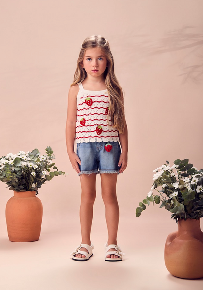 Conjunto Infantil Blusa de Tricot Off White com Listras Vermelhas e Morangos Short Jeans  Chaveiro de Frutinha – Animê
