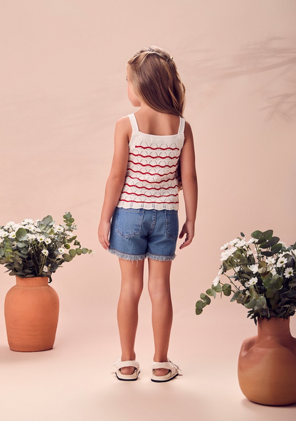 Conjunto Infantil Blusa de Tricot Off White com Listras Vermelhas e Morangos Short Jeans  Chaveiro de Frutinha – Animê