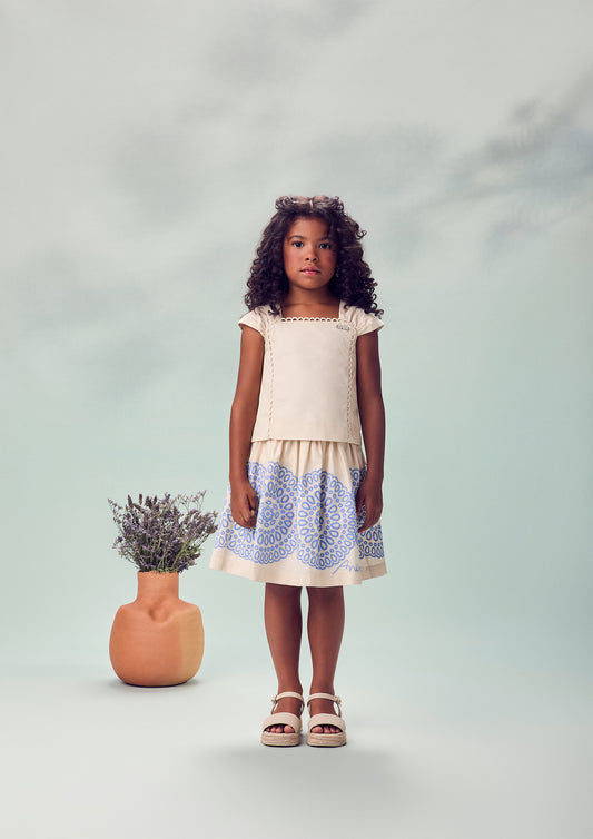 Conjunto Infantil Off White Bata Mangas Bufantes e Saia Detalhes Azul - Animê
