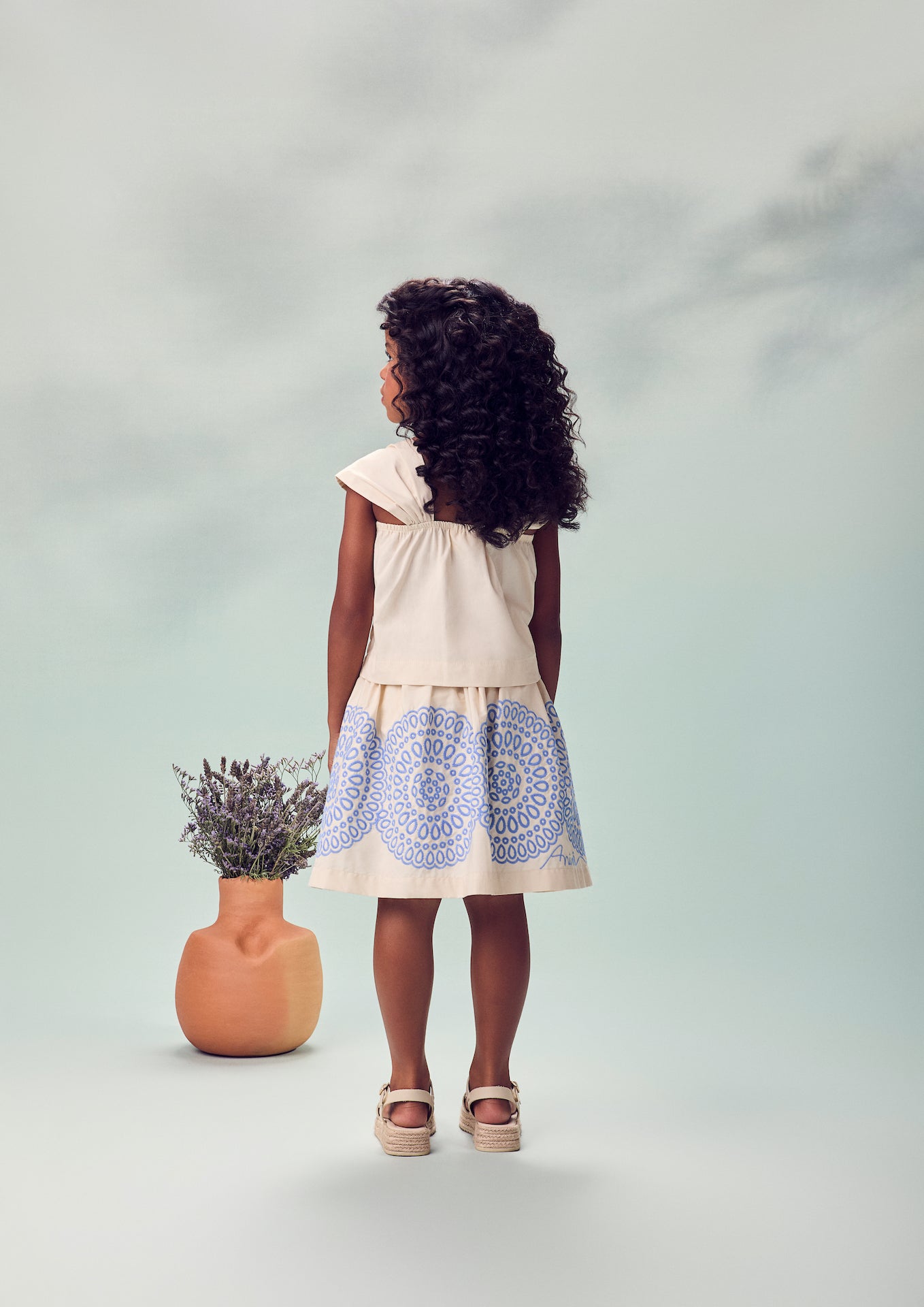 Conjunto Infantil Off White Bata Mangas Bufantes e Saia Detalhes Azul - Animê