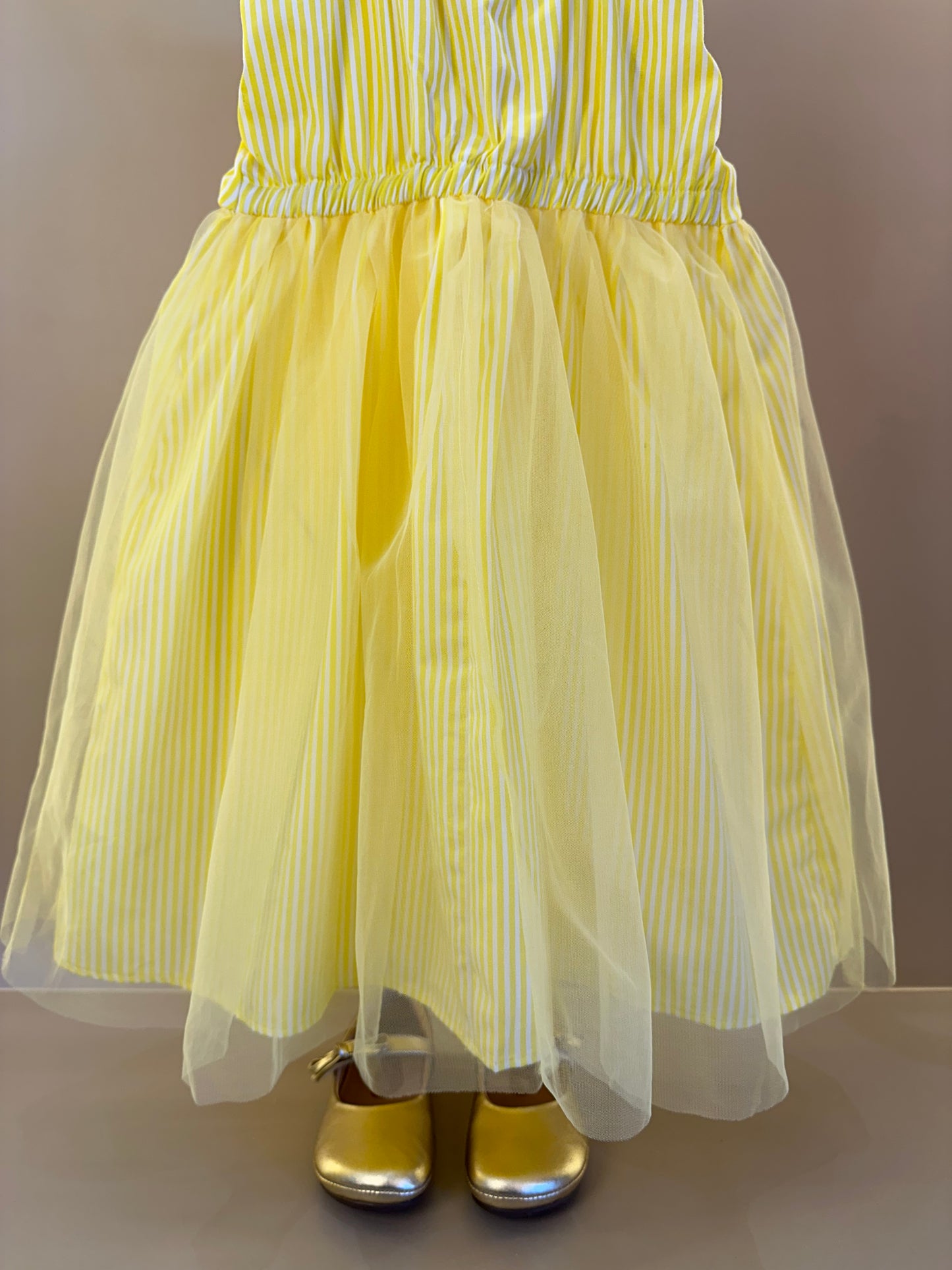 Vestido Listrado Com Tule e Aplicação de Flores - Momi