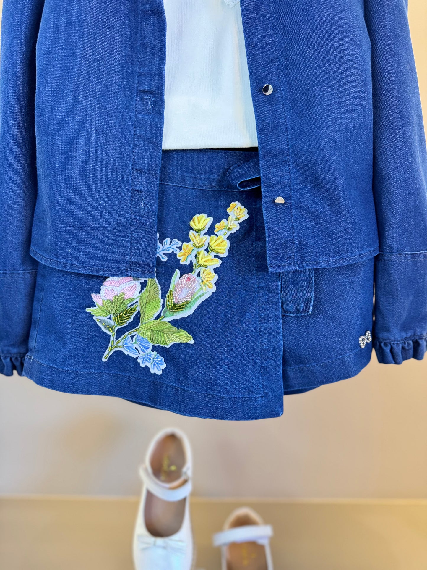 Conjunto Infantil Trio Blusa Gola Laise Removível, Camisa Jeans Leve ML Gola Bordada e Shorts-Saia Jeans Bordada Flores - Luluzinha