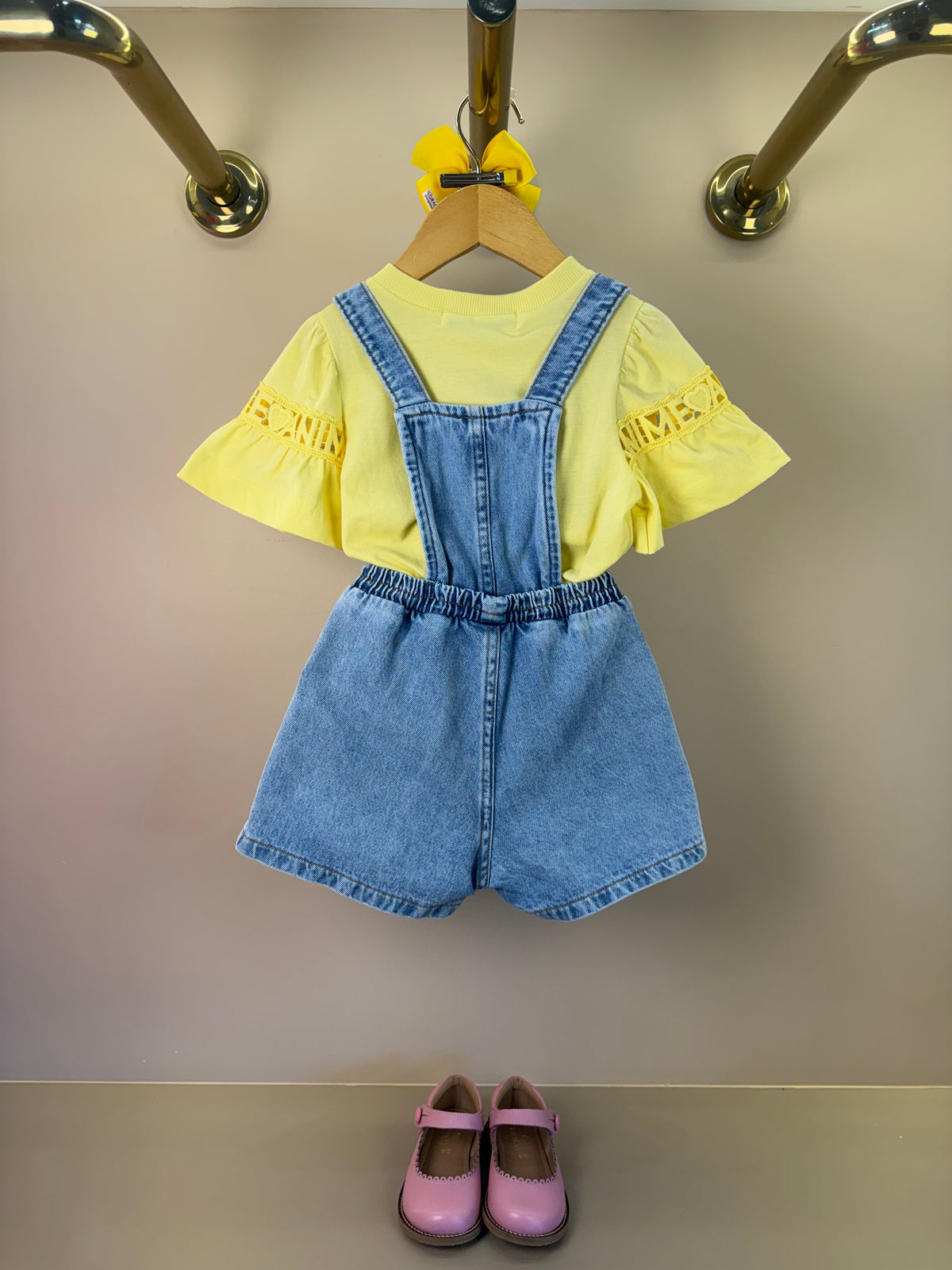 Conjunto Infantil Blusa Mangas Curtas Pingente Amarelo e Jardineira Jeans Bordado Floral - Animê
