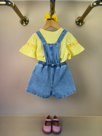 Conjunto Infantil Blusa Mangas Curtas Pingente Amarelo e Jardineira Jeans Bordado Floral - Animê