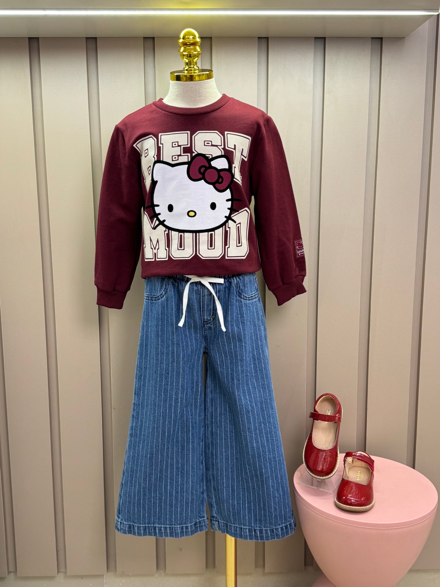 Conjunto Infantil Casaco  Over Hello Kitty Cranberry Juice e Calça Jeans Listrada Cós Duplo - Momi