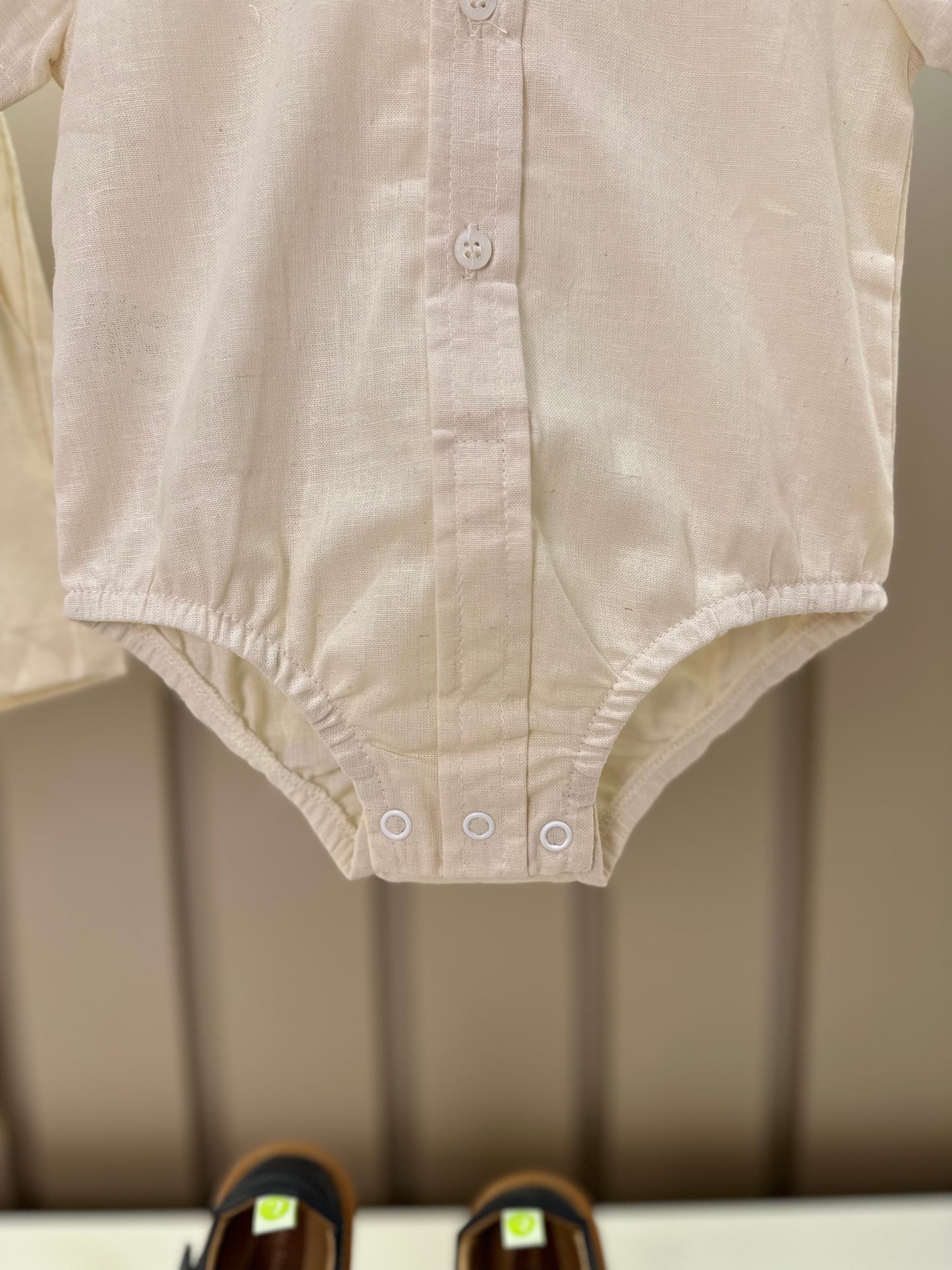 Conjunto Bebê Body, Bermuda e Suspensório Cambraia Linho de Algodão Off White - Um Mais Um