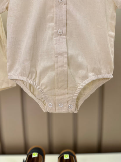 Conjunto Bebê Body, Bermuda e Suspensório Cambraia Linho de Algodão Off White - Um Mais Um