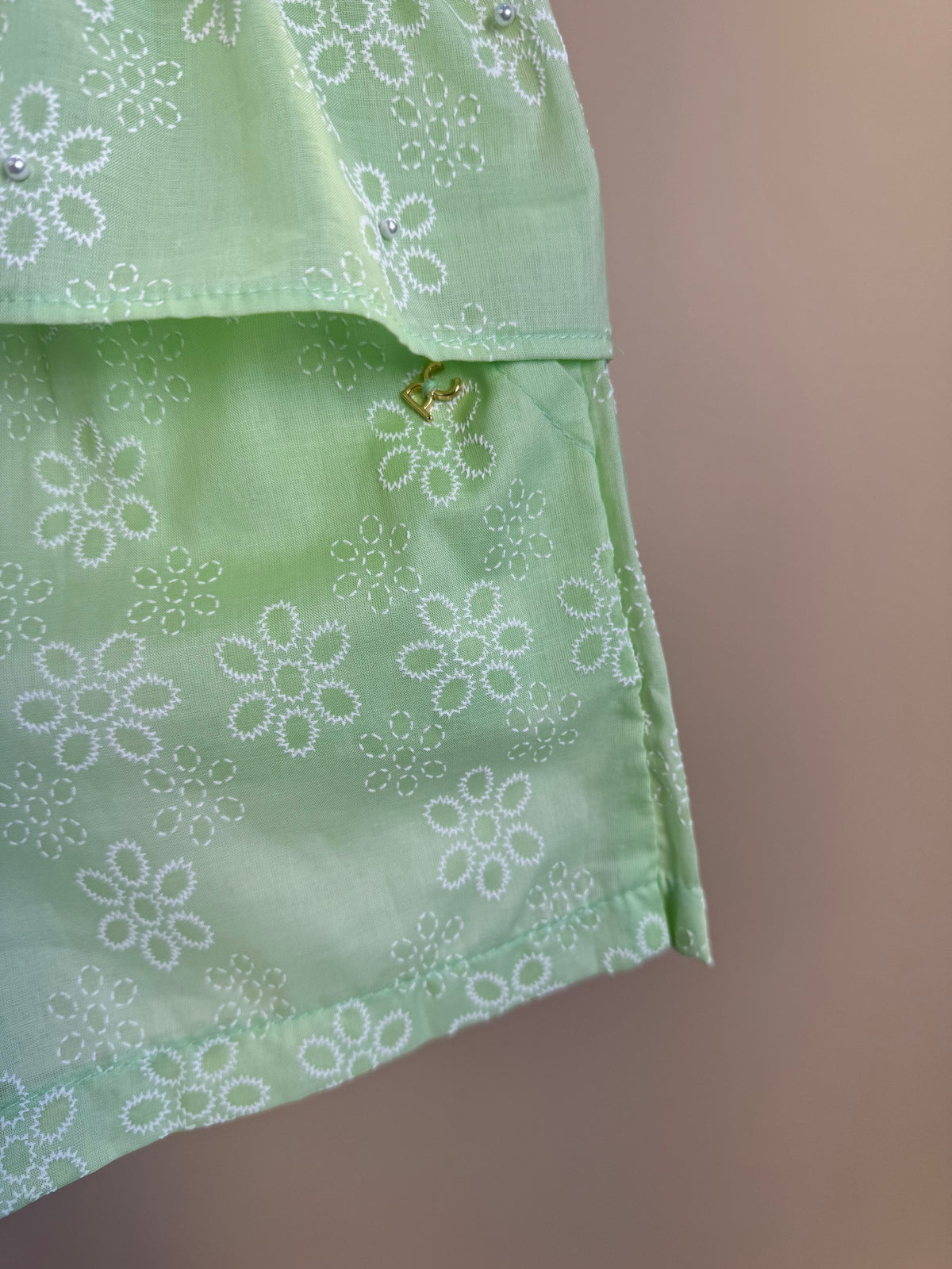 Conjunto Infantil Verde Blusa Com Babado Peplum e Shorts Com Bordado Inglês - Petit Cherie